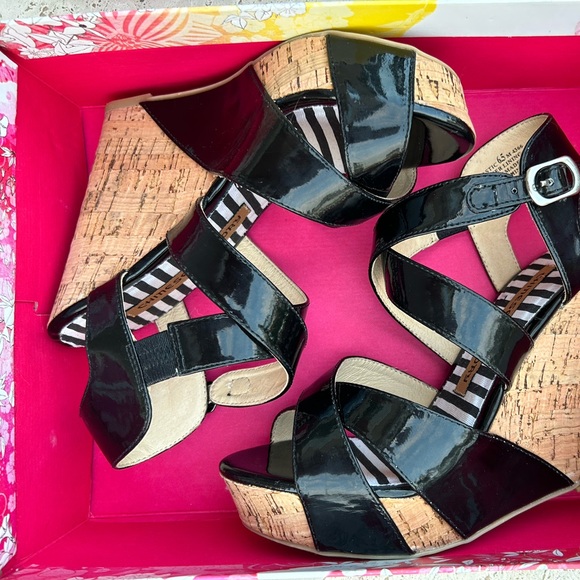 ✨NEW✨Black Patent Leather Wedge Sandals Size 6.5 from Victoria’s Secret - Picture 13 of 15